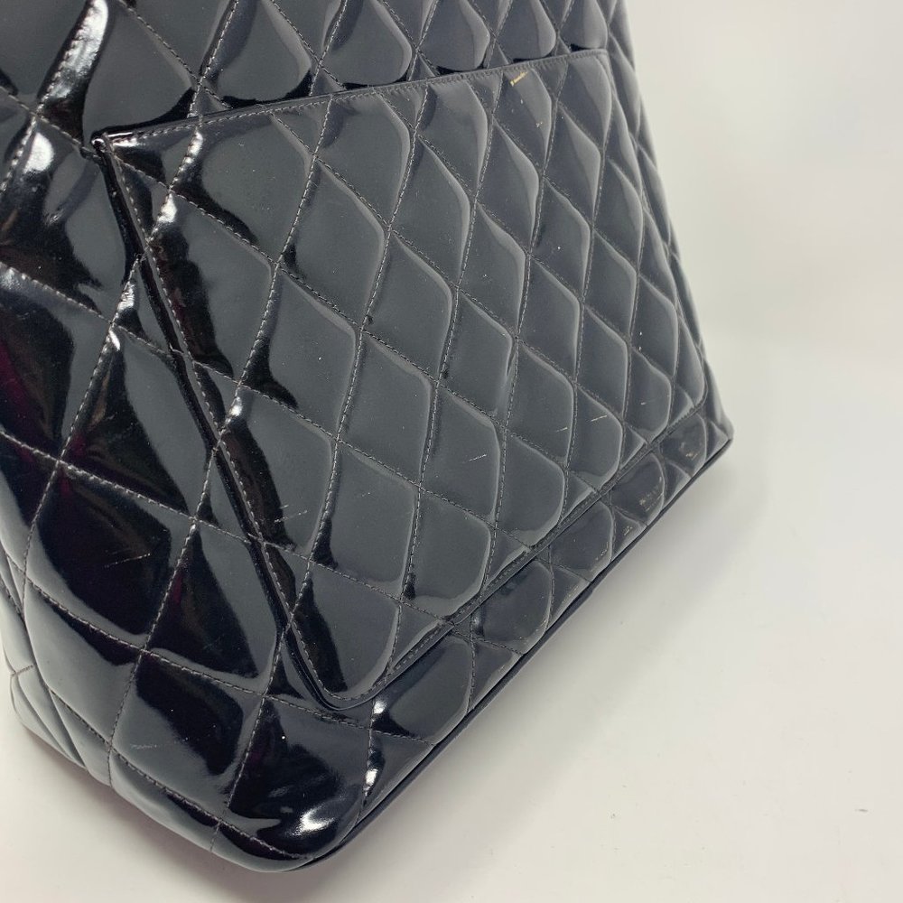 authentic Chanel Quilted  Leather CC Logo bag - Picture 7 of 16